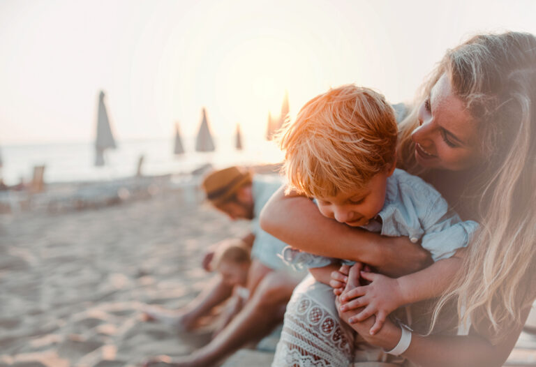 Madre con su hijo resultado de una FIV