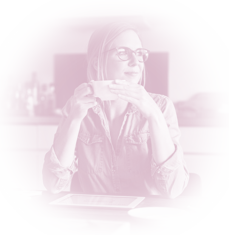 Mujer joven tomando un café