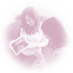 Pareja de mamás mirando la ecográfica de