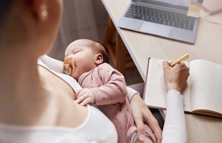 Mamá con su bebé haciendo cuentas.